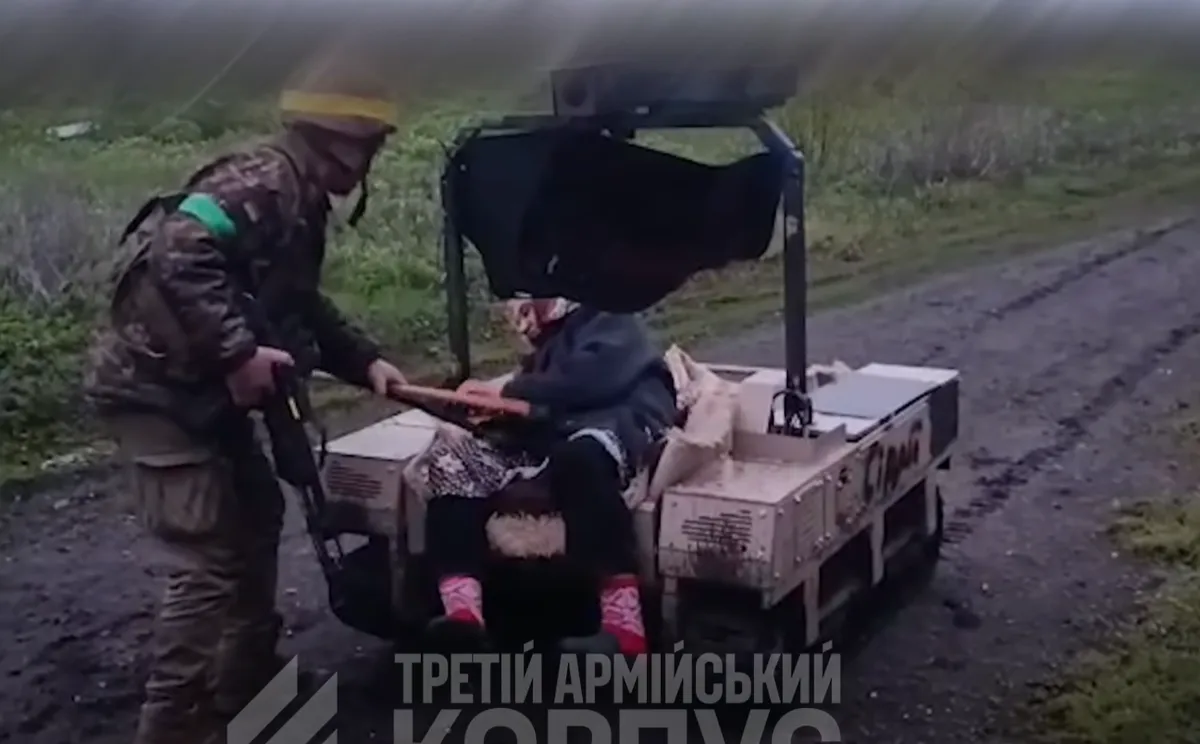 Operacija "reši babico": 77-letnico iz porušene vasi rešili z robotom (VIDEO)