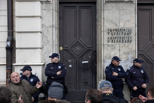 Policisti pred stavbo rektorata beograjske univerze