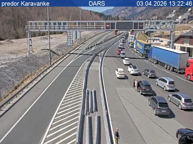 Predor Karavanke spet odprt, daljši zastoj proti Sloveniji ostaja