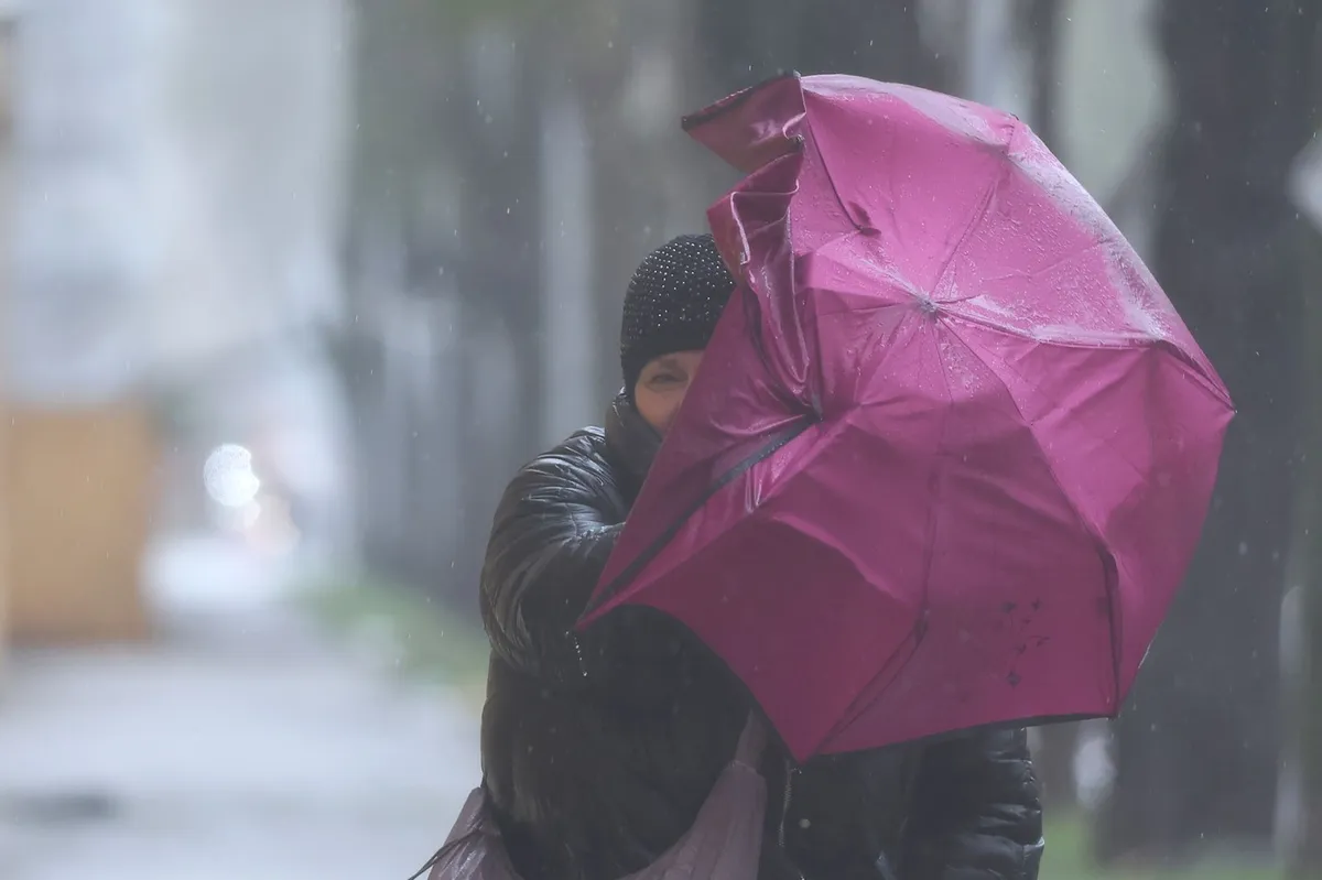 Orkanska burja na Hrvaškem ovira pot proti Obali: za del države rdečo opozorilo