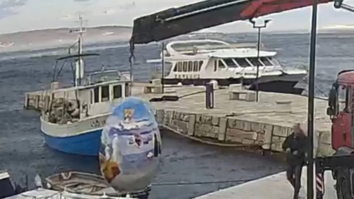 V Selcah iz morja potegnili velikansko jajce