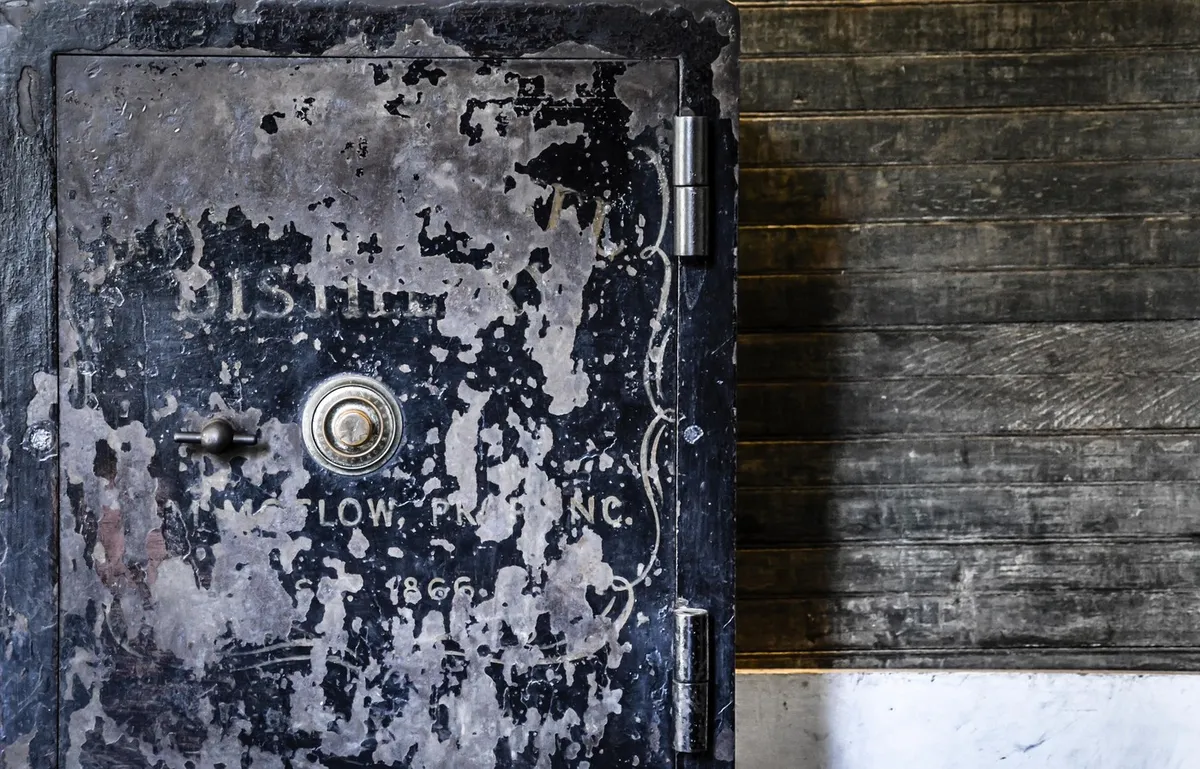 Med prenovo hiše našli star sef. Kar so v njem našli, je navdušilo splet (VIDEO)