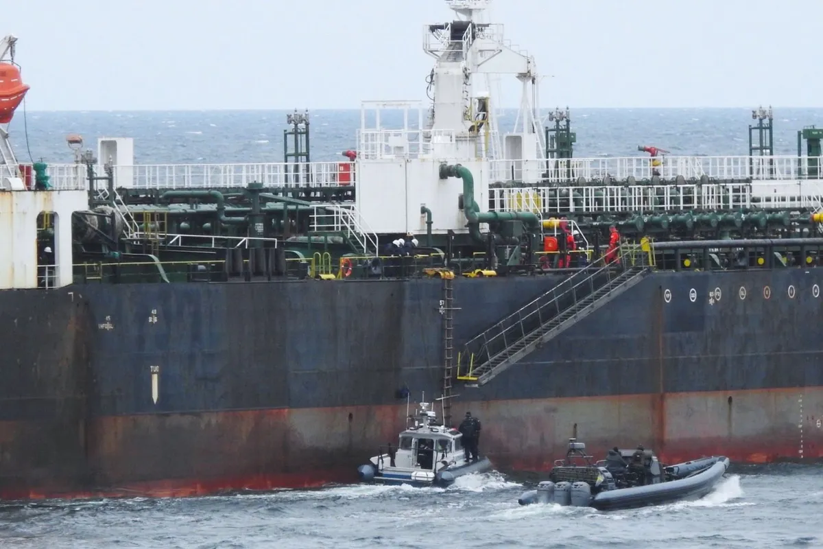 Švedska po razlitju nafte preiskuje tanker, ki naj bi bil del ruske flote v senci