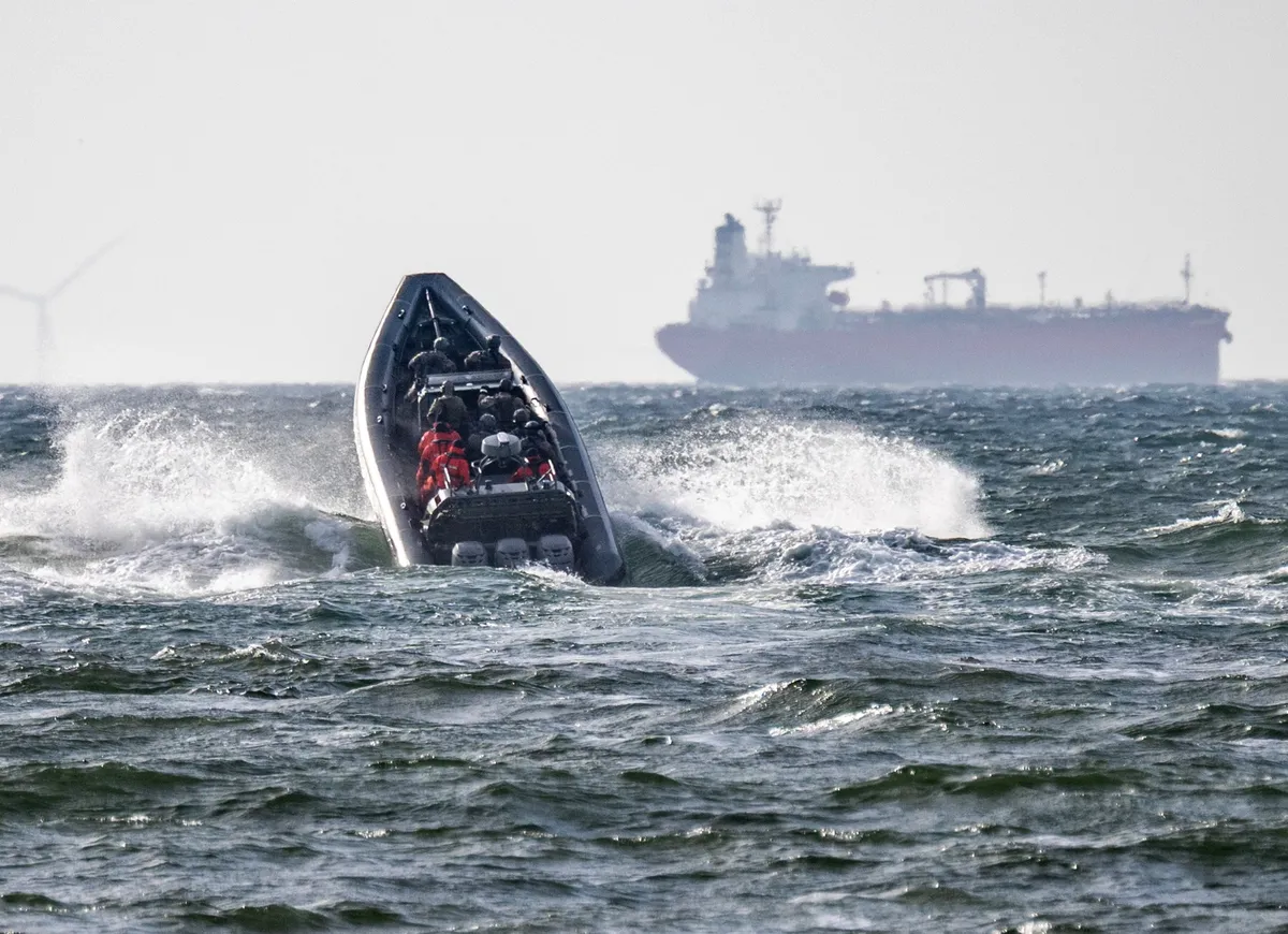Švedska po prošnji "tuje države" zasegla ladjo iz ruske flote v senci