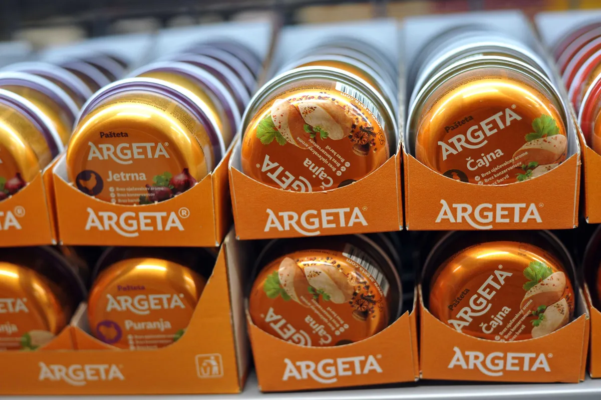 Moški na Hrvaškem ukradel za več kot 360 evrov paštet