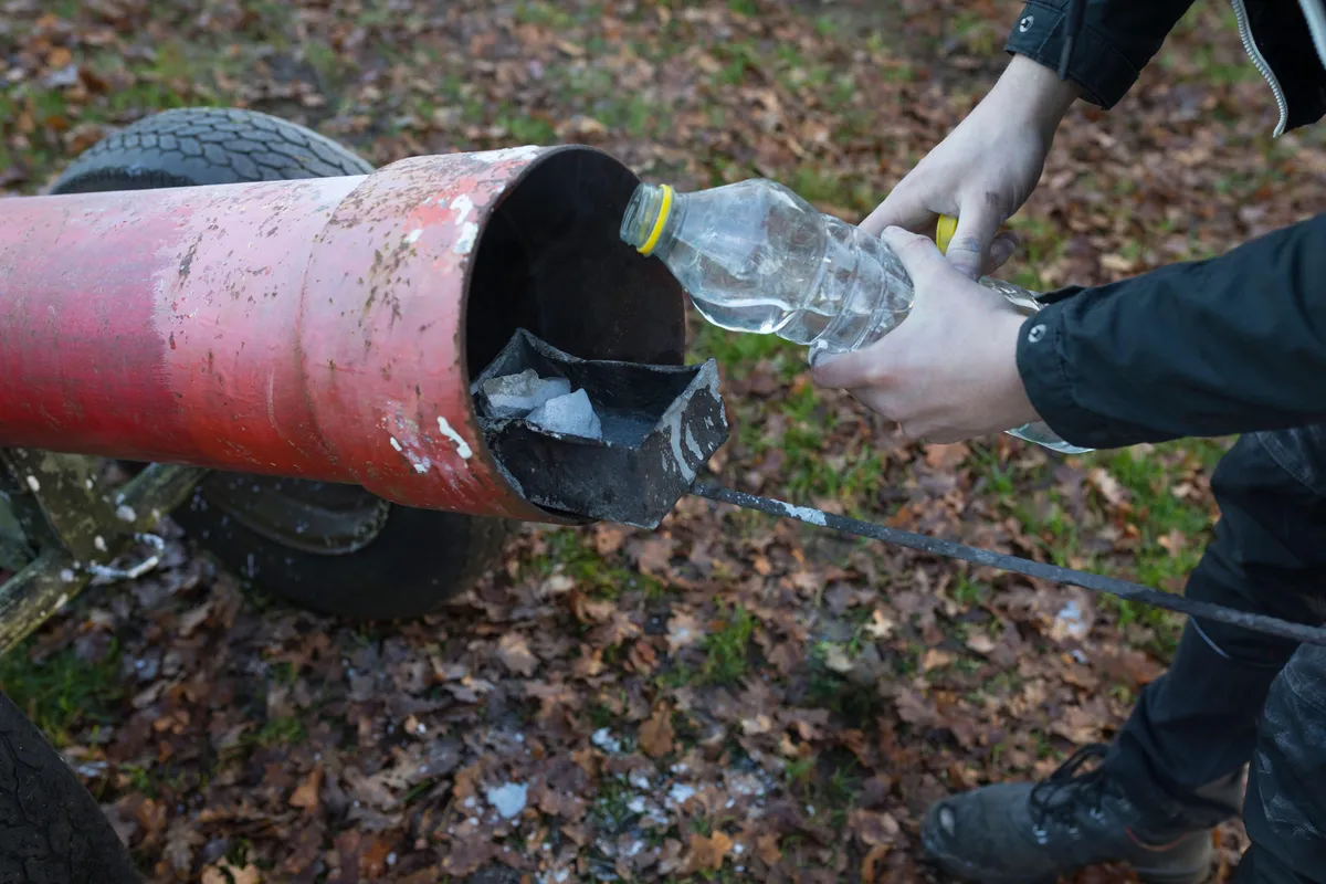 11 kršitev javnega reda zaradi pokanja s karbidom