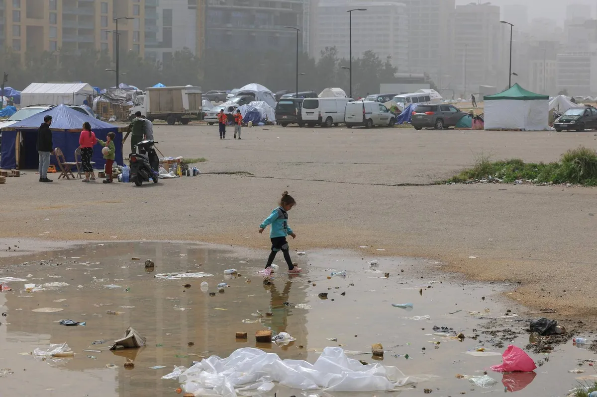 Življenje razseljenih Libanoncev med šotori, strahom in eksplozijami, ki se ne nehajo