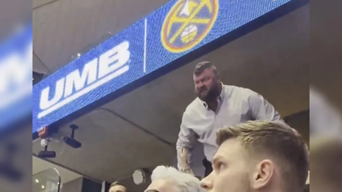 Posmehoval se je zvezdniku NBA, potem pa je videl, kdo sedi za njim