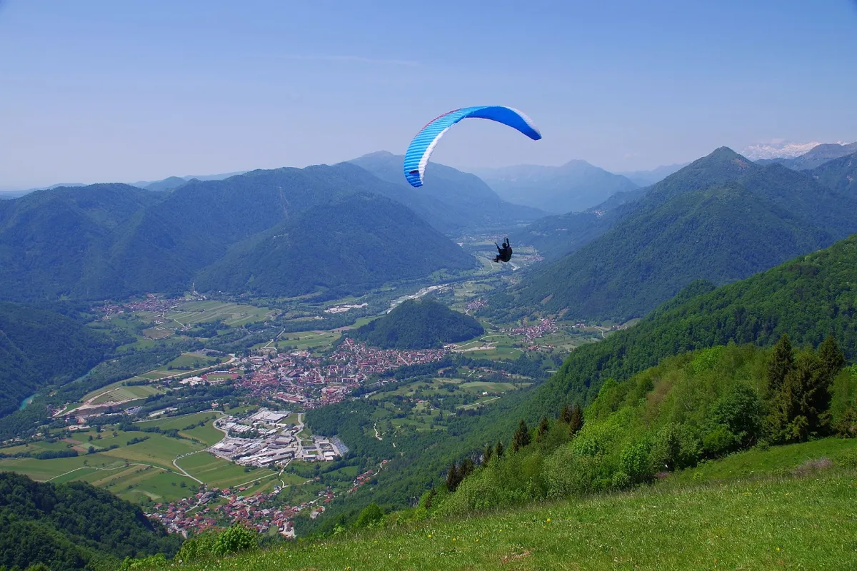 Na Tolminskem dve nesreči padalcev, oba imata poškodovano hrbtenico