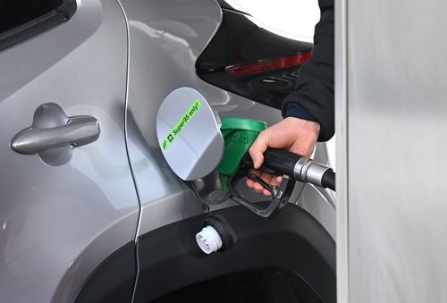 Polnjenje avta na bencinski črpalki