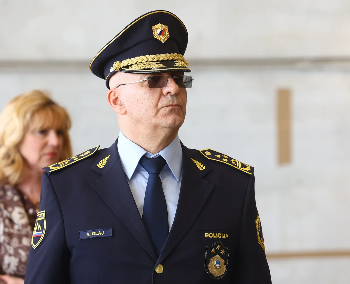 Začelo se je sojenje nekdanjemu šefu policije Olaju, ki krivdo zanika