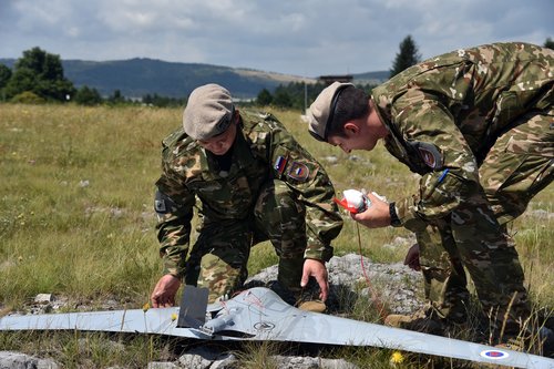 Slovenija, Bac pri Knezaku, 13.07.2016, 13. julij 2016 Vojaka na vojaskem poligonu na Bacu pri Knezaku predstavljata brezpilotno letalo Belin. Slovenska vojska, dron, brezpilotna letala Foto: Borut Zivulovic/BOBO