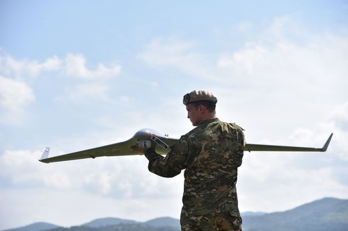 Slovenija, Bac pri Knezaku, 13.07.2016, 13. julij 2016 Vojaka na vojaskem poligonu na Bacu pri Knezaku predstavljata brezpilotno letalo Belin. Slovenska vojska, dron, brezpilotna letalaFoto: Borut Zivulovic/BOBO