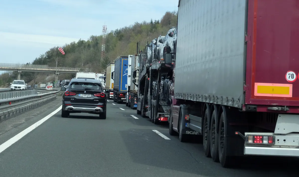 Znova nesreča in zastoj na primorski avtocesti, promet poteka le po enem pasu