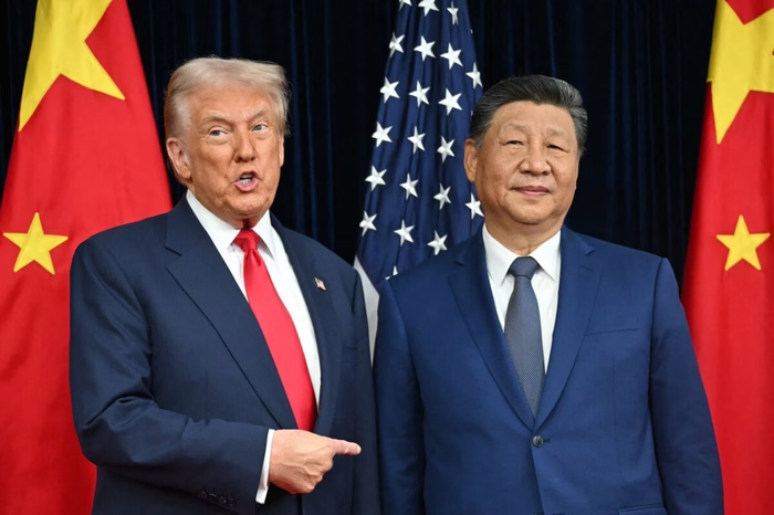 Trump potuje na obisk k Šiju. Kdo drži močnejše karte?