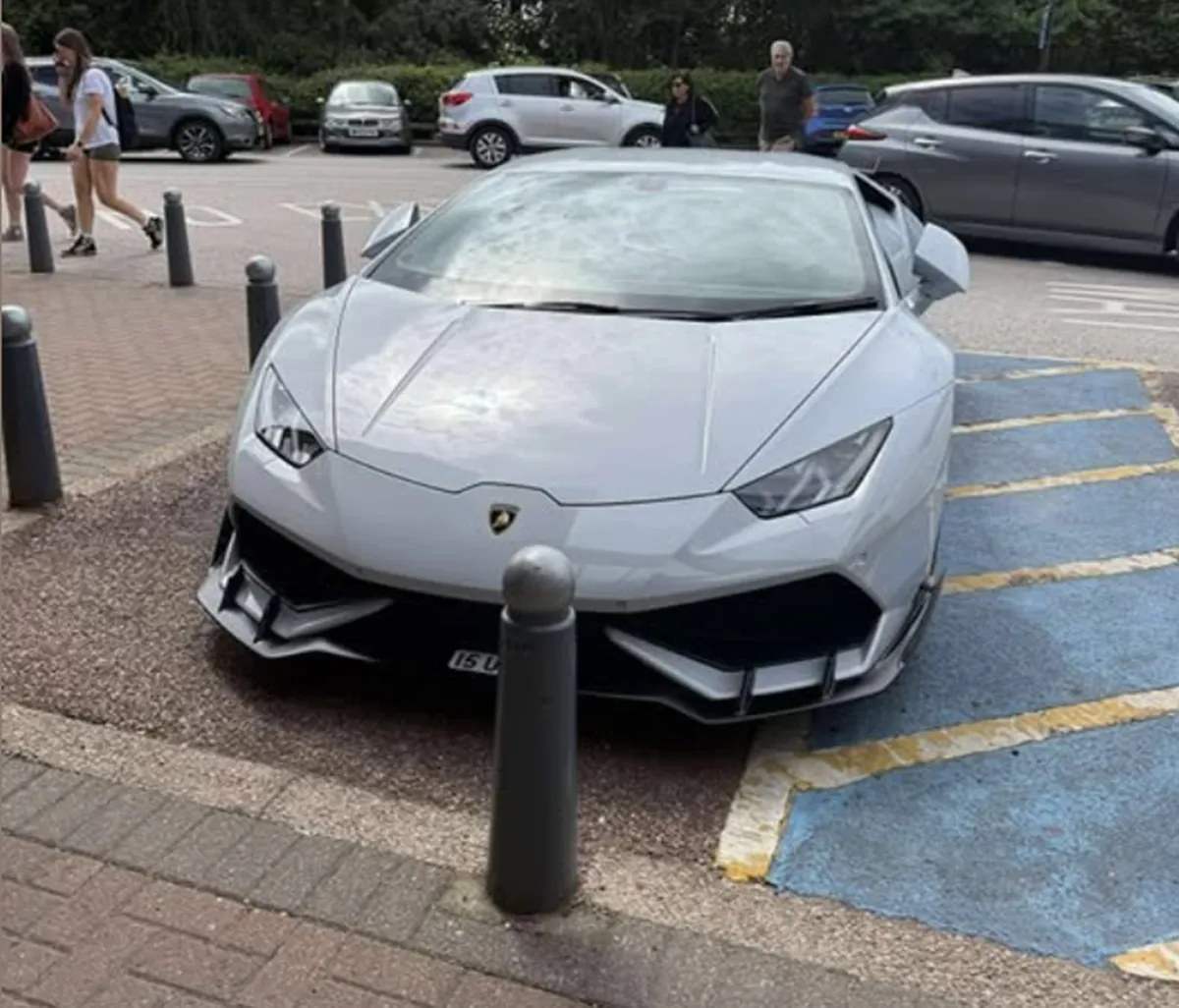 Svet razburil aroganten voznik lamborghinija. Ta je kritike utišal z legendarno potezo (FOTO)