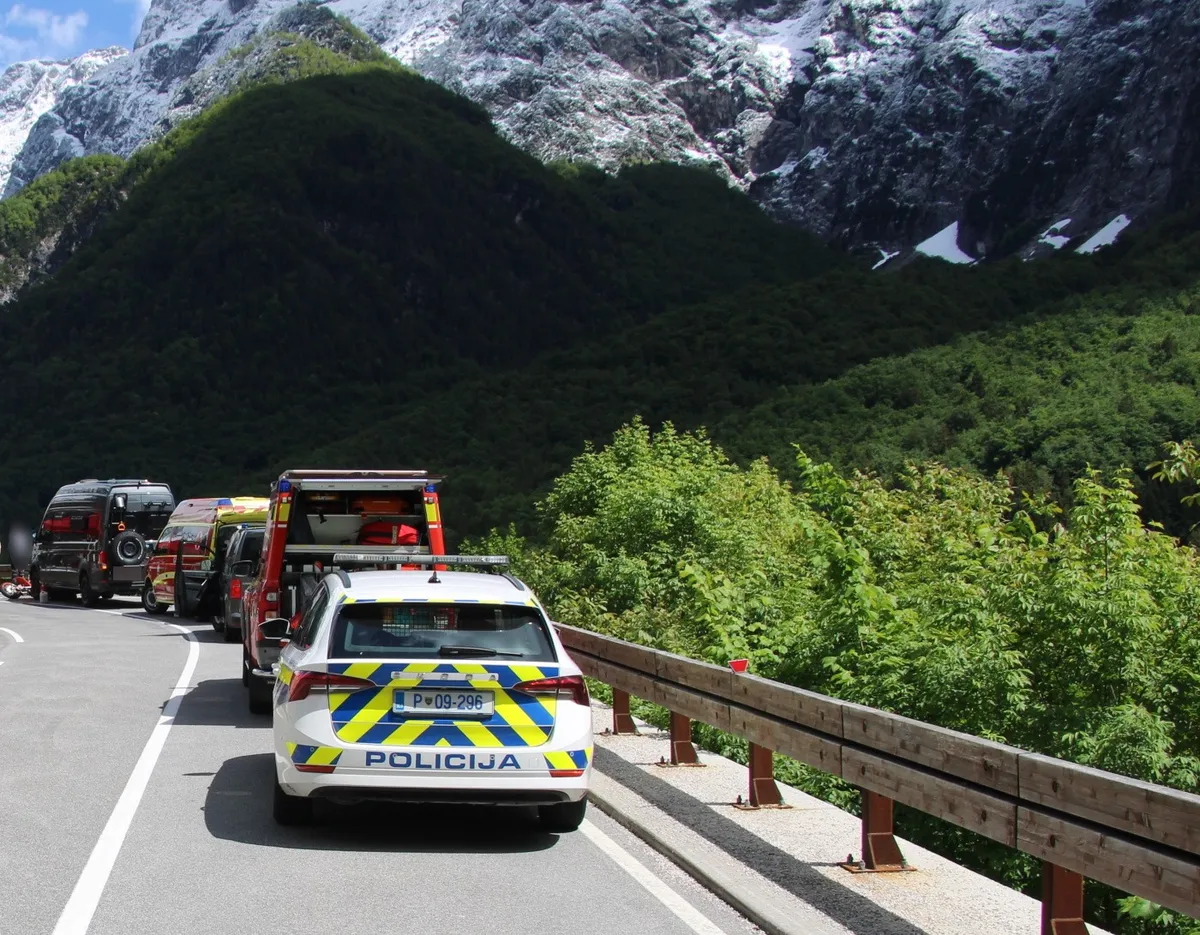 Huda nesreča pri Bovcu: 22-letnega motorista s helikopterjem peljali v UKC Ljubljana