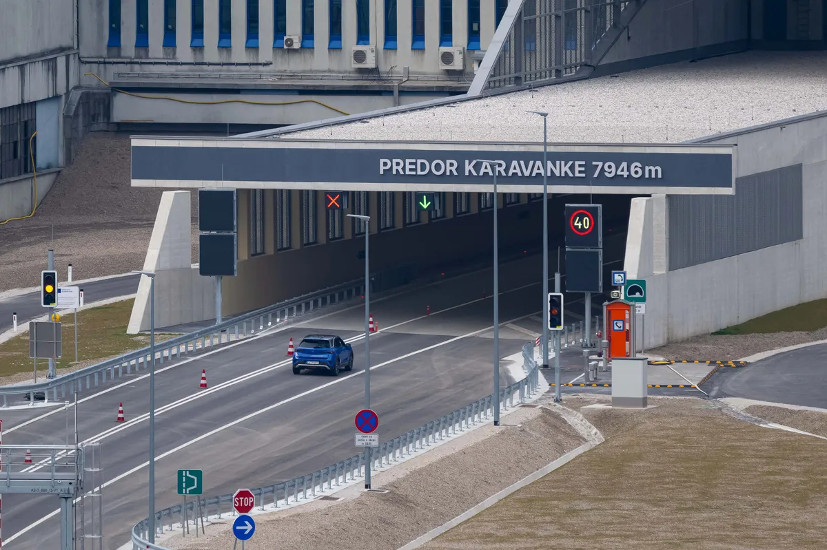 Zaradi prometne nesreče zaprt predor Karavanke proti Avstriji