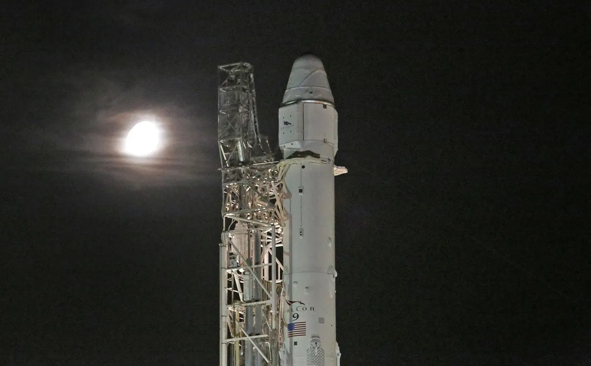 Raketa podjetja SpaceX bo poleti trčila v Luno, pravi znanstvenik. Je to nevarno?