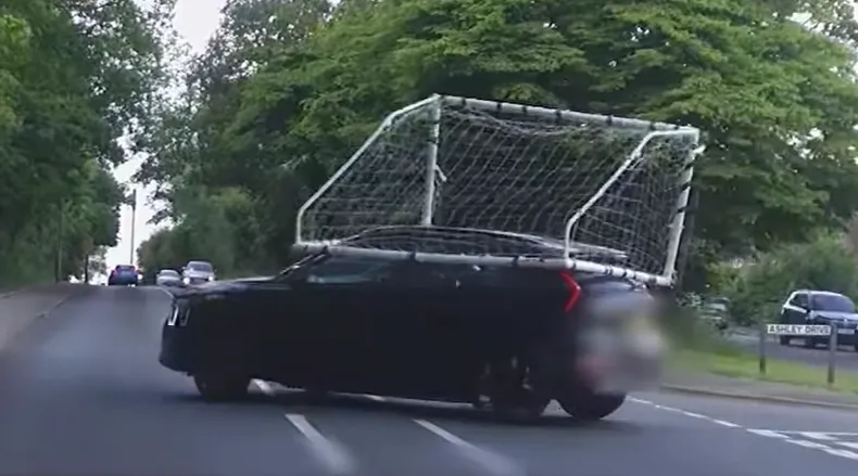 Voznik z nogometnim golom na strehi zapeljal naravnost pred policijo (VIDEO)