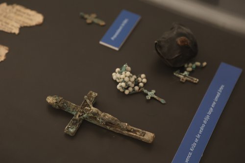 Osebni predmeti, najdeni v množičnem grobišču v Jami pod Macesnovo gorico