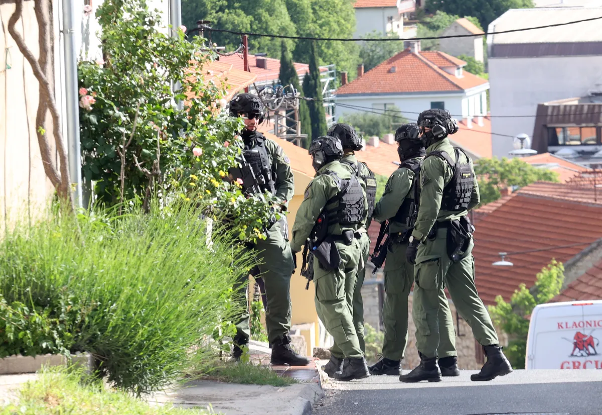 Obsedno stanje v Dalmaciji: iščejo osumljenca, ki naj bi ustrelil 19-letnega dostavljalca pic