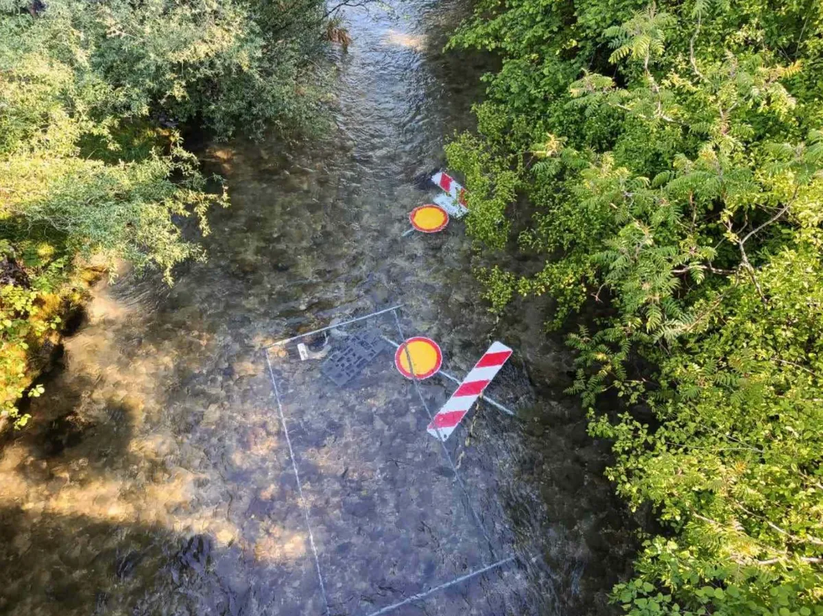 Neznanec v potok pometal prometne znake. Bohinjska občina: S tem naj takoj preneha