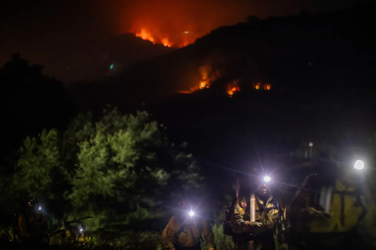 V predmestju Los Angelesa izbruhnil požar, evakuiranih več tisoč ljudi