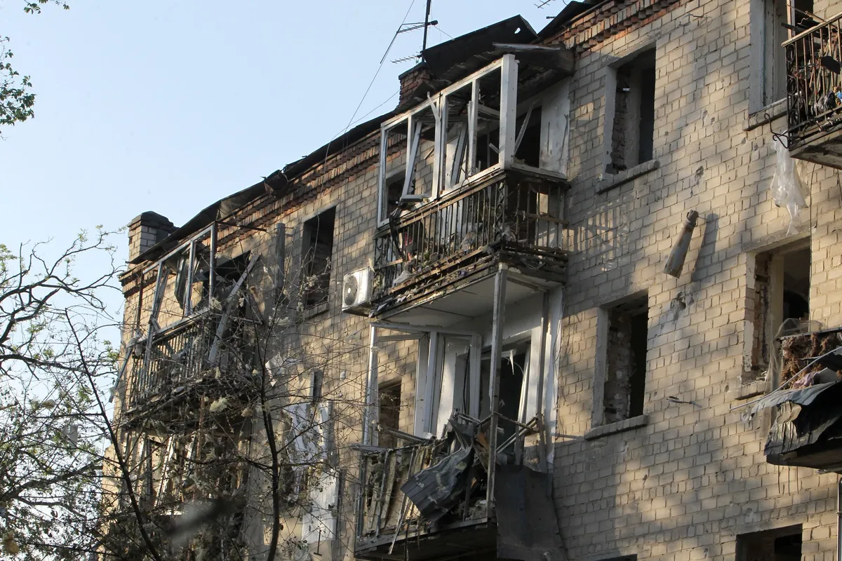 V ruskih nočnih napadih na Ukrajino umrli dve osebi, več kot deset je ranjenih