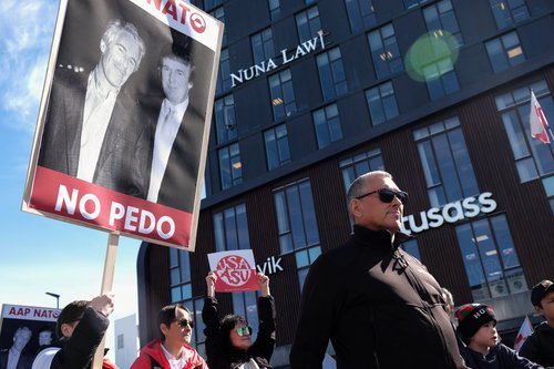 Protestnik drži transparent z napisom "Da NATO, ne pedofilom"