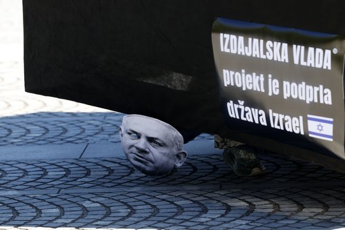 Črna kocka pred DZ