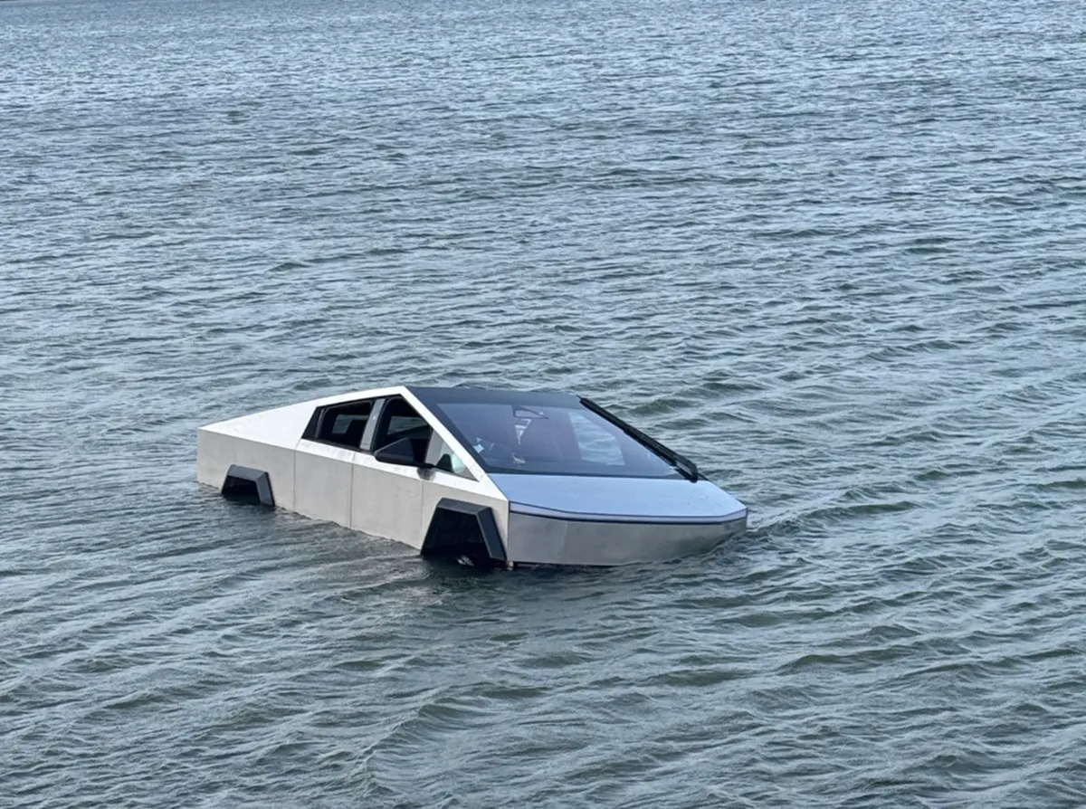 Namerno zapeljal v jezero, ker je želel preizkusiti t. i. vodni način Teslinega cybertrucka