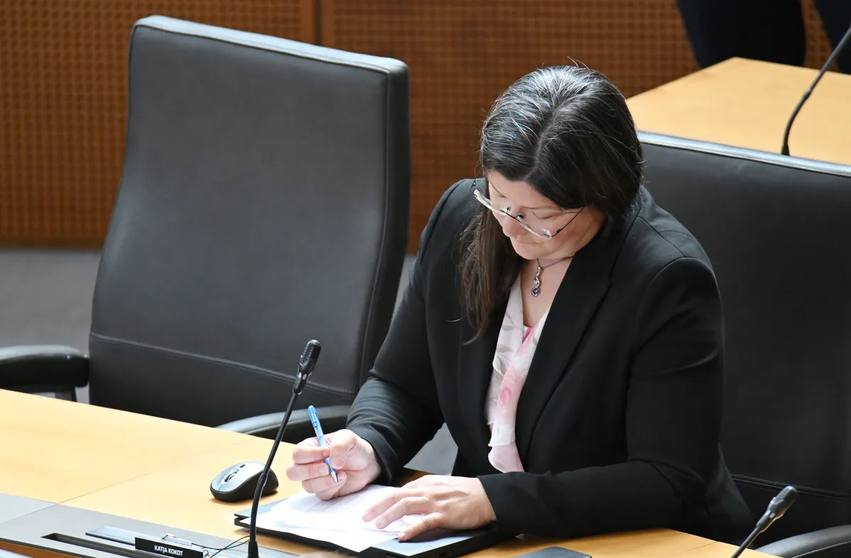Po številnih kritikah v Resnici umaknili predlog novele zakona o veterinarstvu