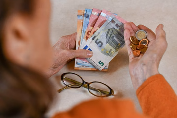 Pokojnine ta petek prvič prek novega sistema. Kaj morate vedeti?