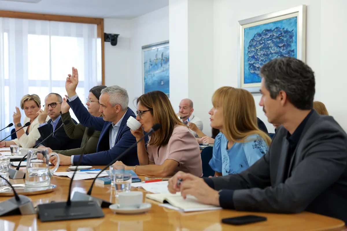 Opozicija v novem zakonu vidi kaznovanje sindikatov po Orbanovem modelu, koalicija te očitke zavrača