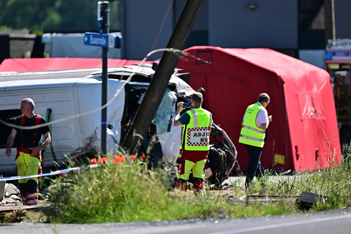V Belgiji trčila vlak in kombi, ki je prevažal šolarje, umrlo naj bi več oseb