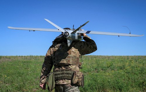 ukrajinski vojak z dronom