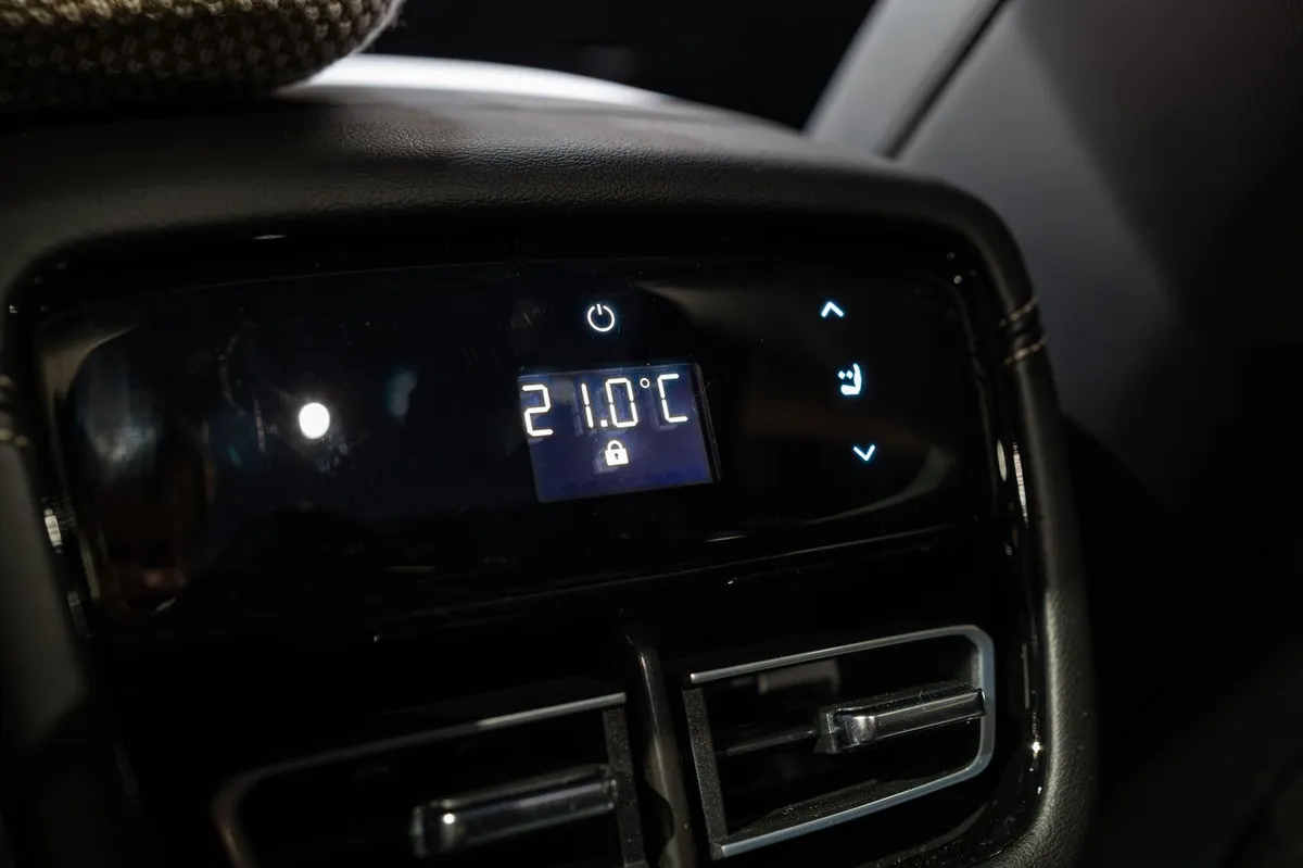 Zakaj avto običajno prikazuje višjo zunanjo temperaturo od dejanske?