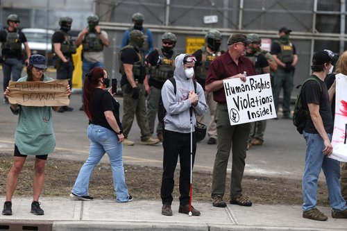 Protesti proti Trumpovi priseljenski politiki pred zaporom za priseljence Delaney Hall v Newarku v ZDA