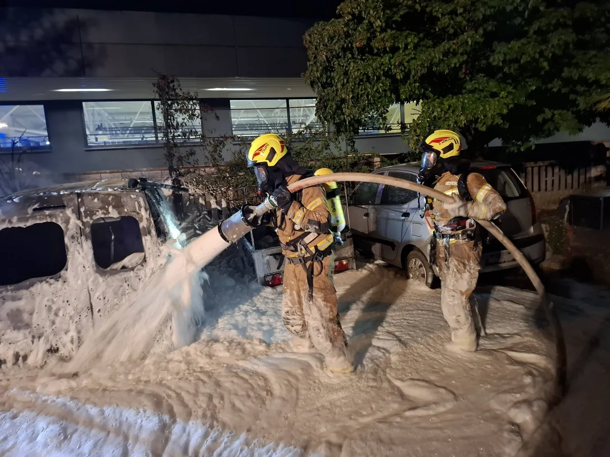 V Mengšu zagoreli trije avtomobili, nastalo več tisoč evrov škode (FOTO)