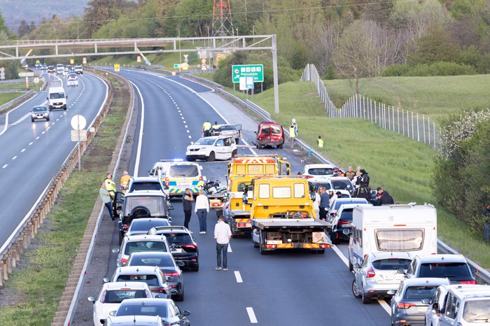 V trčenju treh vozil poškodovanih osem oseb, primorska avtocesta ponovno odprta