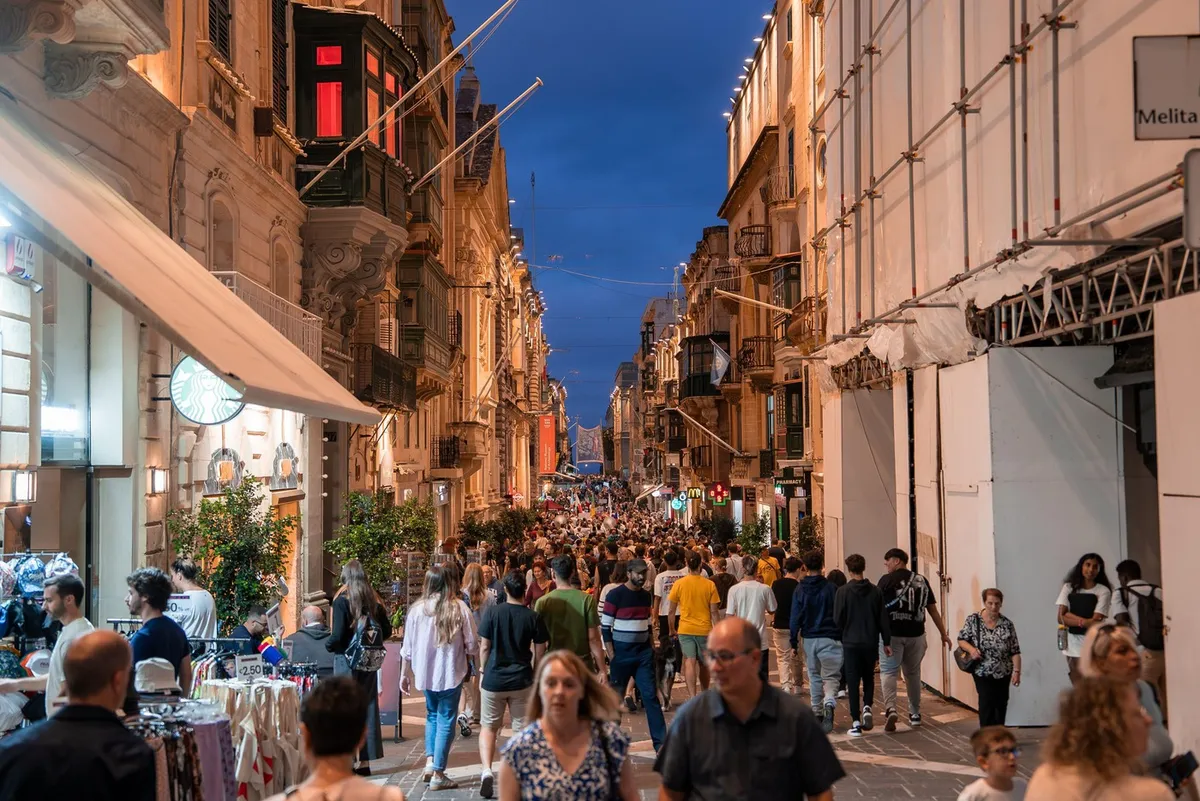 Turisti "dušijo" še eno evropsko državo