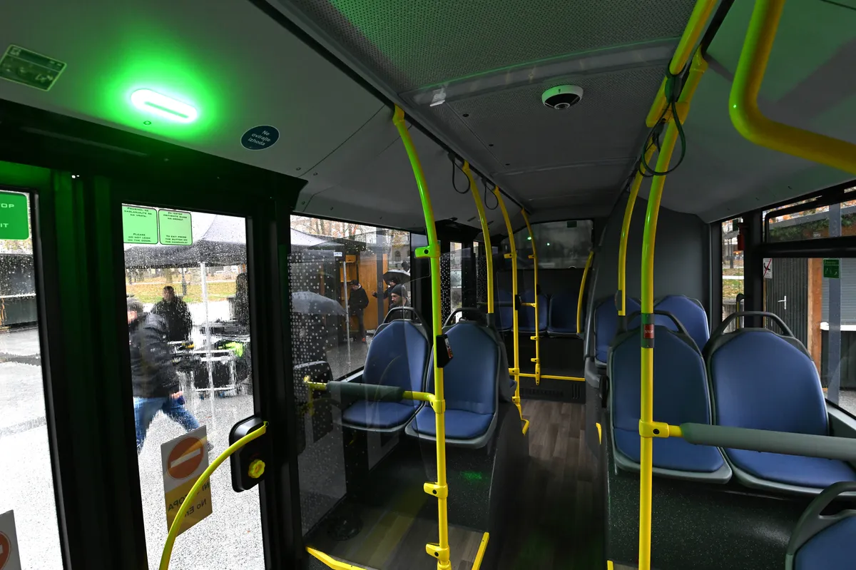Moškega, ki je na avtobusu v Ljubljani otipaval 12-letnico, obsodili na tri leta zapora
