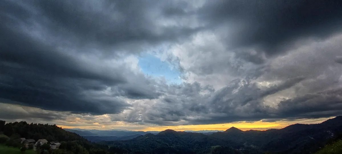 Prihajajo plohe in nevihte, največ jih bo na zahodu države