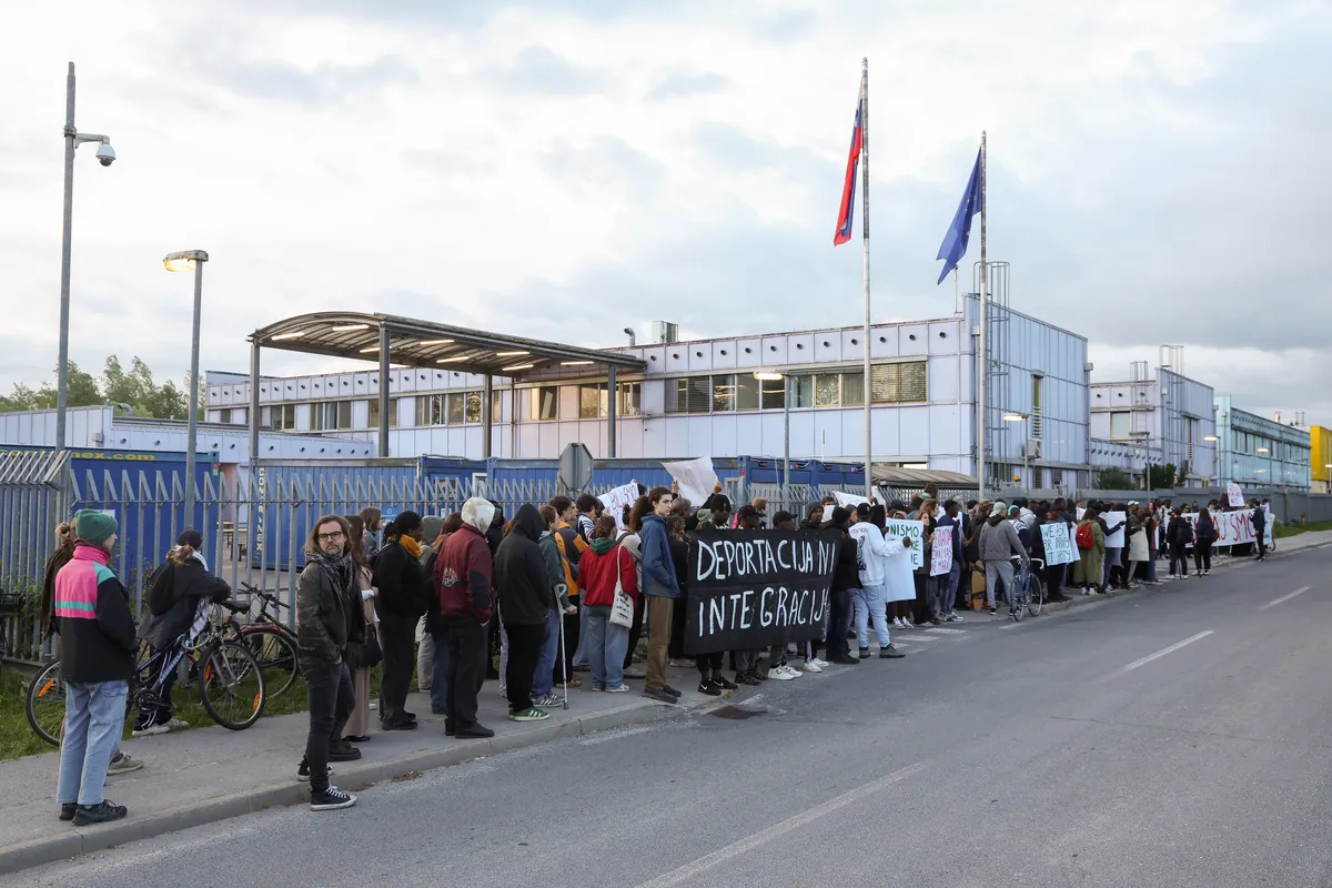 Protest predstavnikov Ambasade Rog zaradi izgona treh prosilcev za azil: “Ustavite deportacijo”