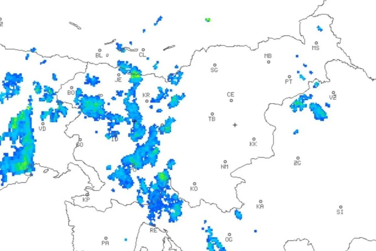 Nad Slovenijo se širijo padavine: preverite, kako se premikajo