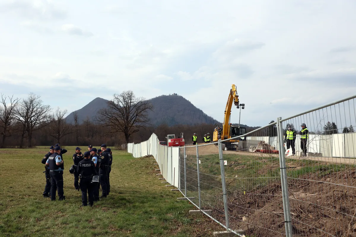 Sodišče pritrdilo lastnici zemljišča na trasi kanala C0,
zahtevala bo izkop cevi