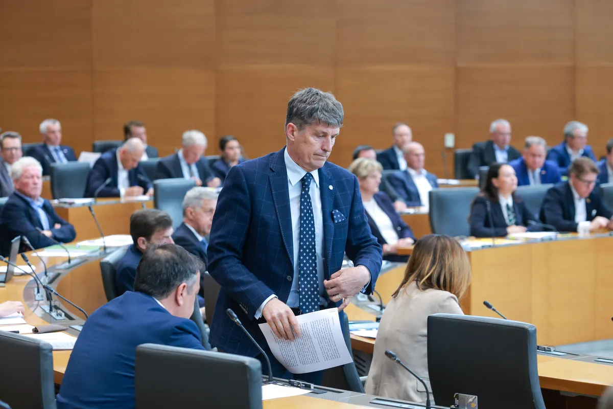 Svoboda nezadovoljna z razdelitvijo predsedniških mest. Koliko bi jih dobila ona in koliko NSi?