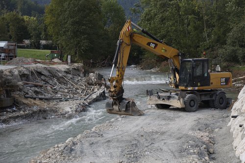 Slovenija Stranje , 27.08.2023, Gradbeniki gradijo nov most čez Kamniško Bistrico , ki ga je poplava odnesla