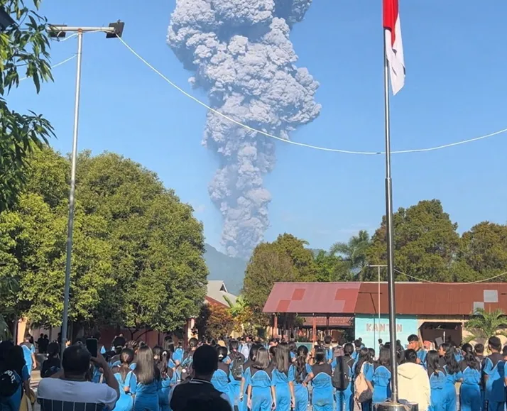 Po izbruhu indonezijskega ognjenika trije mrtvi in deset pogrešanih